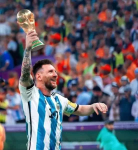 Những kỷ lục thế giới ấn tượng nhất của Lionel Messi - Ảnh 2. Messi cuối cùng cũng giành Cúp vàng World Cup cùng Argentina.